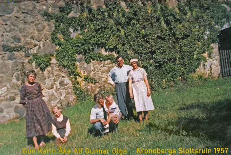 Sommarutflykt till Kronobergs slottsruin.
Åke med mej i knät. 
40 år senare blev han ansvarig för renoveringsarbeten av ruinen.