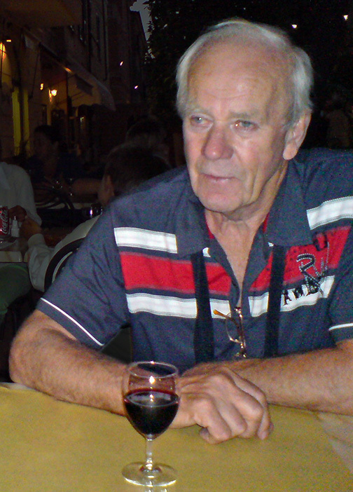 Åke kopplar av med ett glas vin på en uteservering i Italen.