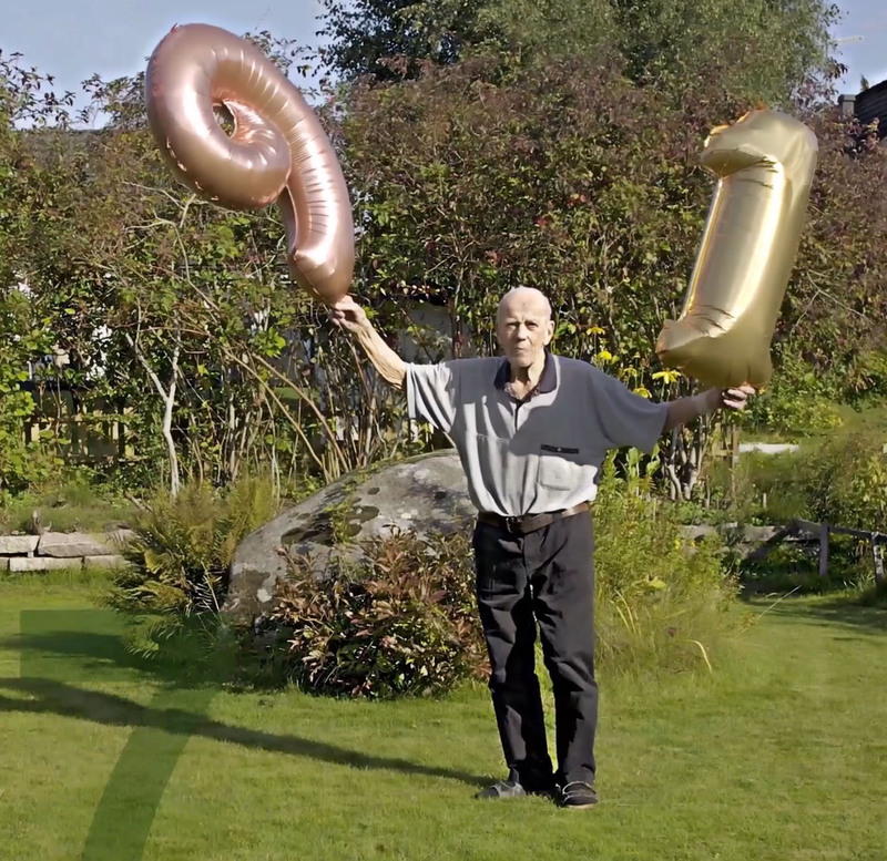 Åke 91 år i trädgården i Sandsbro.
Stenen bakom honom hämtade han från Växjö flygplats där han ansvarade för markarbetet.