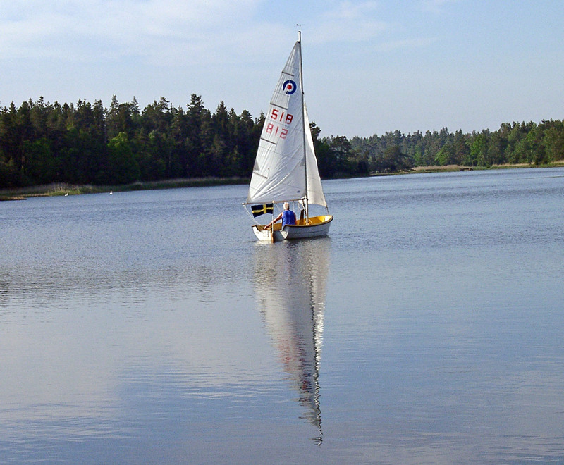 Åke är ute med sin segelbåt.